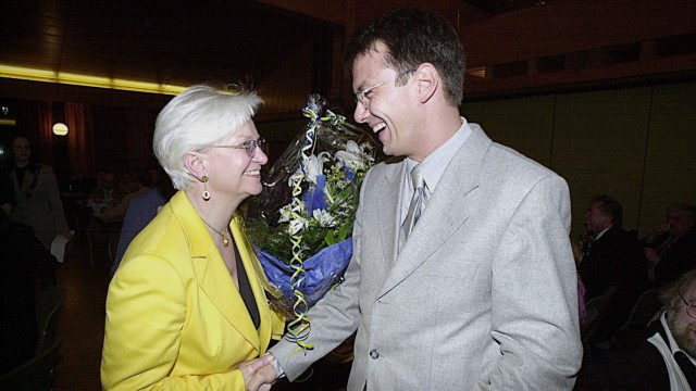 Jubiläum: When we were young: CSU-Kreisverbandschefin Gerda Hasselfeldt gratuliert im April 2001 Thomas Karmasin zur Wahl.