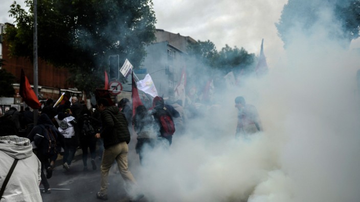 Türkei: Auseinandersetzung zwischen Polizei und Demonstranten am 1. Mai in Istanbul