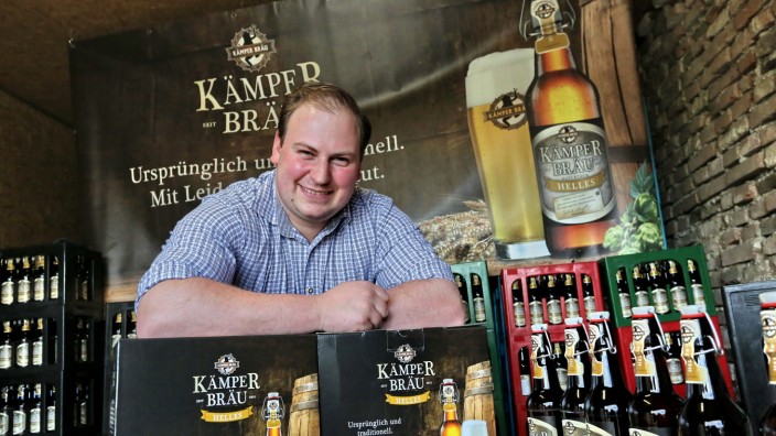 Neu auf dem Markt: Er ist stolz auf sein eigenes Bier: Patrick Mengelkamp bietet das Kämper Bräu nicht nur in Kästen, sondern auch in Geschenkkartons an.