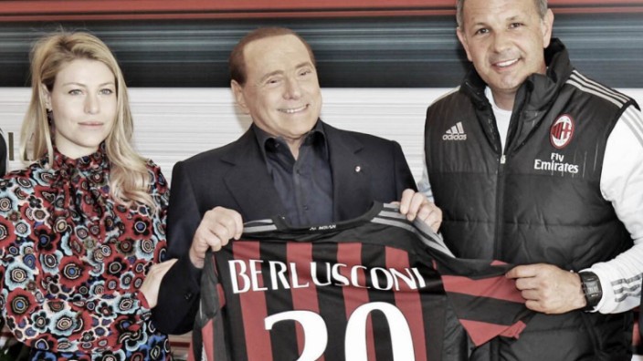 Fußball Silvio Berlusconi seit 30 Jahren Präsident des AC Mailand RICCARDO MONTOLIVO BARBARA BERLU