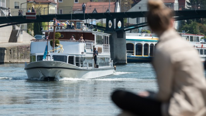 Oberpfalz: Ein Ausflugschiff hat auf der Donau bei Regensburg Hunderte Liter Öl verloren (Symbolfoto).