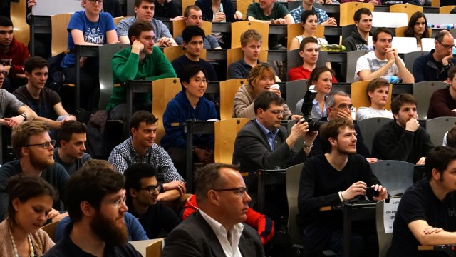 TU München: Gebannt verfolgten die Studenten der Technischen Universität in Garching den Vortrag über einen ersten bemannten Flug zum roten Planeten.