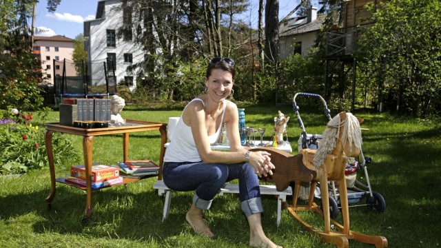 Wolfratshausen: Ulrike Krischke freut sich schon auf den Hof- und Gartenflohmarkt.