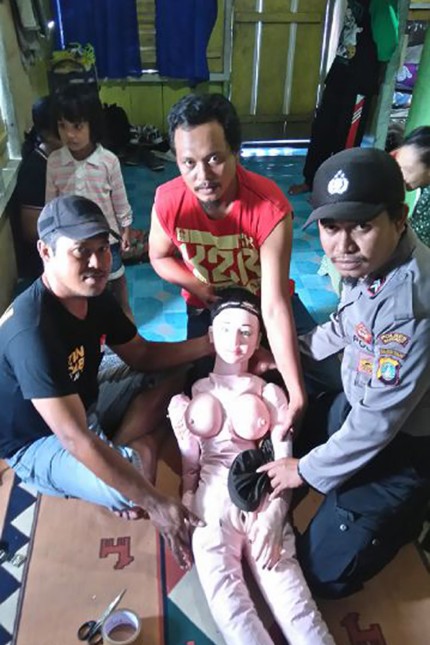 Indonesien: Dorfbewohner mit dem angespülten "Engel".