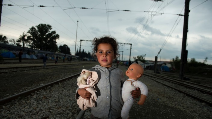 Datenreport: Ob es diesem jungen Mädchen wohl auch einmal gut geht, in Deutschland oder anderswo? Noch spielt es auf den Gleisen nahe eines Flüchtlingslagers bei Idomeni, Griechenland.