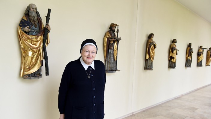 Pullach/Solln: Ruhe findet sie im Kreuzgang des Klosters: Schwester Oberin Rosa Virginia Brill muss sich tagtäglich auch mit weltlichen Problemen beschäftigen.