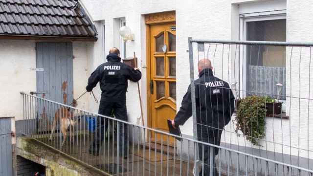 Florida: Picture taken on May 2, 2016 shows two policemen with a dog arriving at a house in Hoexter, northwestern Germany, where used to live a man and his ex-wife suspected of having kidnapped, abused and killed a woman. A man and his ex-wife are suspected of having detained for weeks and tortured to death the 41-year-old woman and of probably having killed another woman almost two years ago. / AFP PHOTO / dpa / Marcel Kusch / Germany OUT