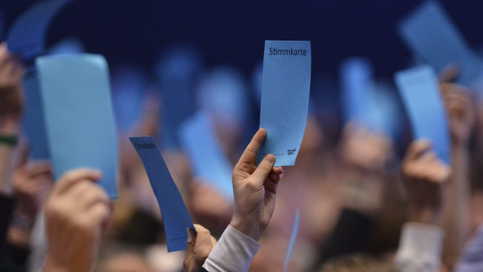Alternative für Deutschland: Mitglieder der AfD halten auf dem Parteitag ihre Stimmkarten hoch.