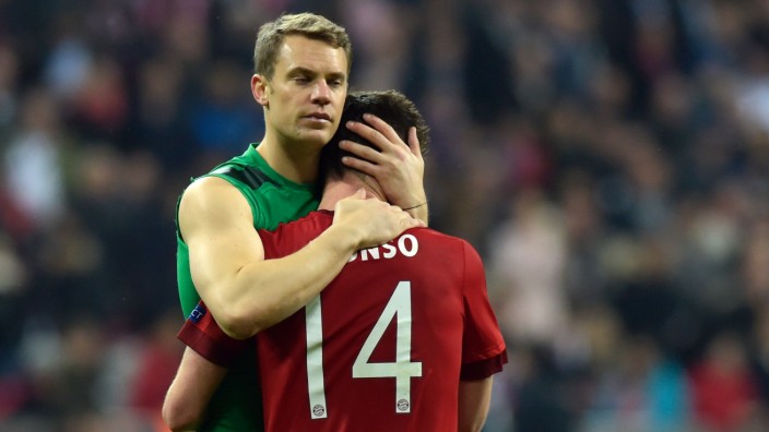 Aus in der Champions League: Riesig enttäuscht: Manuel Neuer (links) herzt Xabi Alonso.