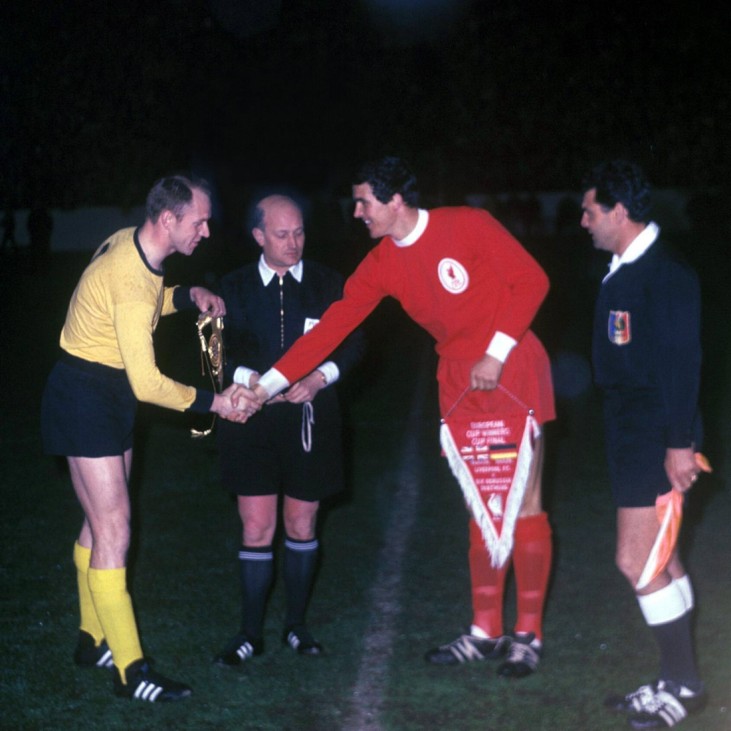 Die Kapitäne Wolfgang Paul li BVB und Ron Yeats Liverpool mit Schiedsrichter Schwinte Frankre; Europapokal Finale 1966 Dortmund gegen Liverpool in Glasgow