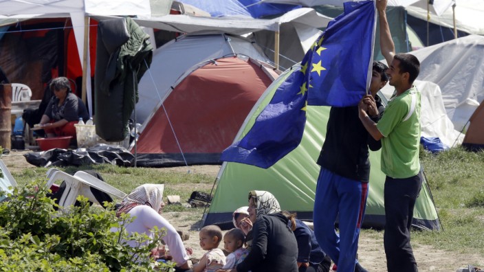 Reportage aus Idomeni: Flüchtlinge in Idomeni mit einer EU-Flagge.