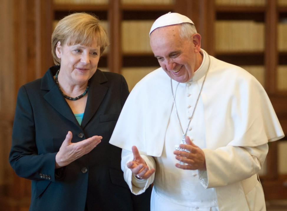 Angela Merkel bei Karlspreisverleihung an Papst Franziskus