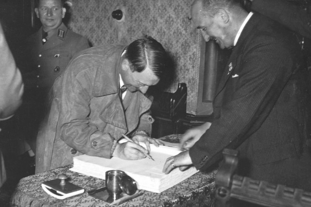 Hitler mit dem Goldenen Buch, München, 1935