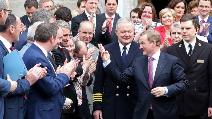 Regierung in Irland: Enda Kenny hat allen Grund zu großen Gesten. Er wurde gerade als Premierminister wieder gewählt.