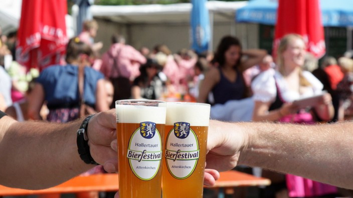 4. Hallertauer Bierfestival: Die Besucher schätzen die familiäre Atmosphäre des Hallertauer Bierfestivals. Mit dem Festival-Krügerl können sie in diesem Jahr mehr als 100 Biere probieren.