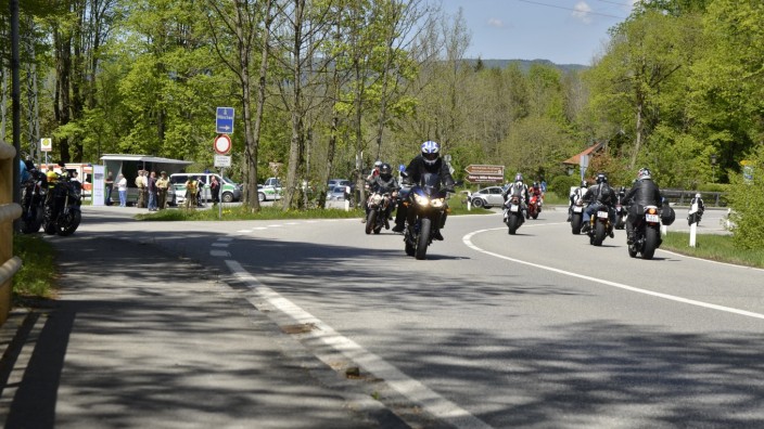 Kochel am See: Zahlreiche Biker waren am Kesselberg unterwegs, wo die Polizei ihre Präventionsveranstaltung abhielt.