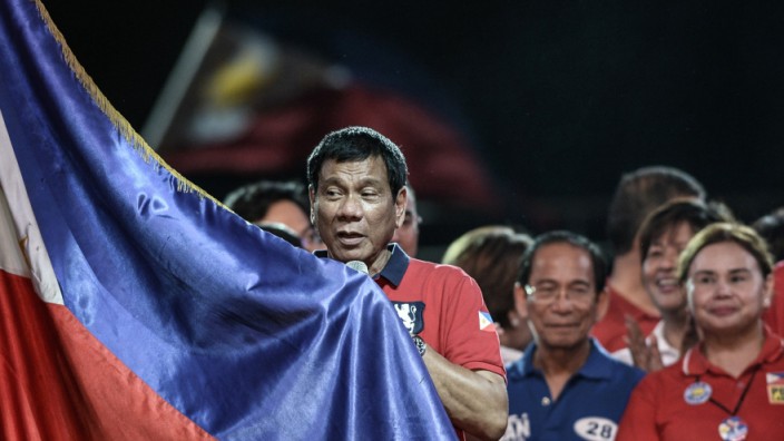 Philippinen: "Verbrecher schlachten": Präsidentschaftskandidat Rodrigo Duterte bei einer Rede in der philippinischen Hauptstadt Manila am Samstag.