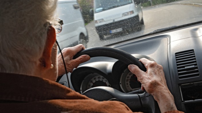 EU-Pläne: Wenn es nach den Plänen der EU-Kommission geht, sollen Autofahrerinnen und Autofahrer eine Tauglichkeitsprüfung ablegen, wenn sie 70 Jahre oder älter sind.