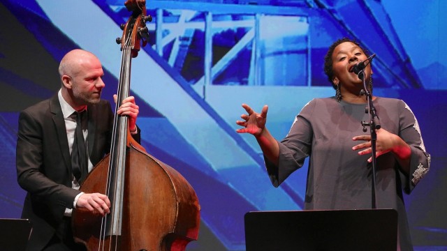 Jazz Award: Für jeden etwas: Jazz-Award-Siegerin Indra Rios-Moore tritt (mit Bassist Thomas Sejthen) im Auditorium der BMW Welt auf.