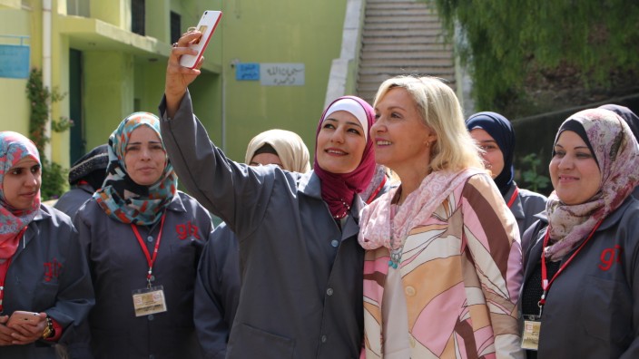 Flüchtlingspolitik: Selfie mit Ministerin: Beate Merk besucht ein Projekt, in dem Frauen aus Syrien und Jordanien zu Klempnerinnen ausgebildet werden.