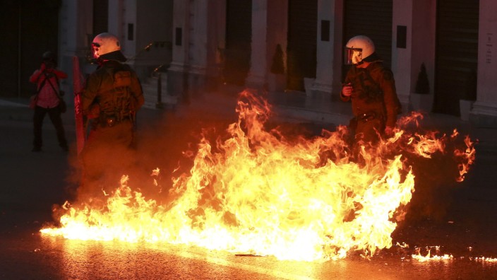 Griechenland: Krawalle in Athen: Randalierer warfen am Sonntagabend Brandflaschen auf griechische Polizisten.
