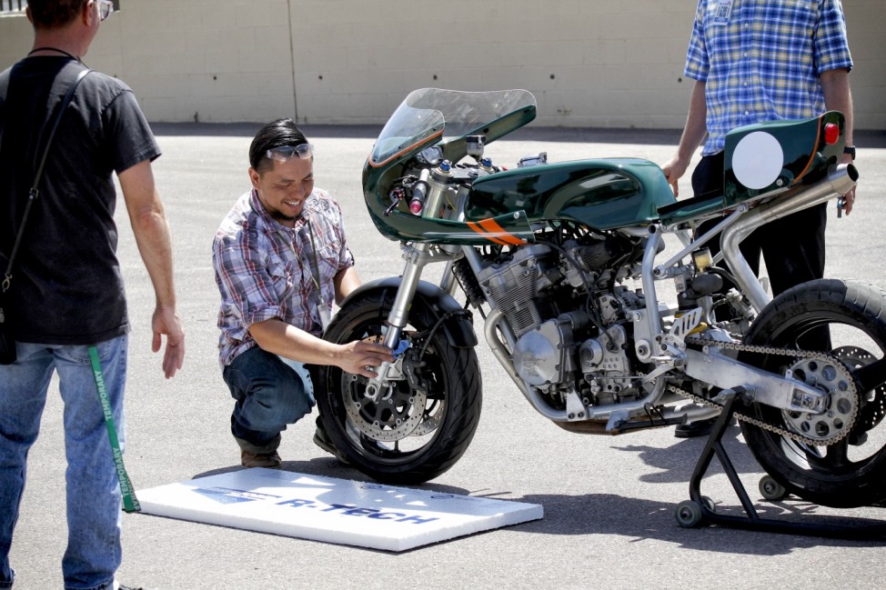 Andrew Yang mit einem seiner Moto8ight Motorräder