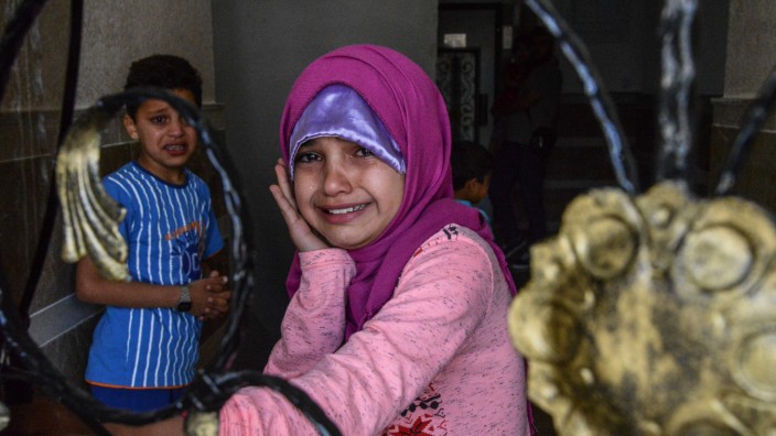 Syrien: Kinder im türkischen Grenzgebiet weinen, weil sie nach einem Raketenangriff aus syrischer Richtung ihr Haus verlassen müssen.