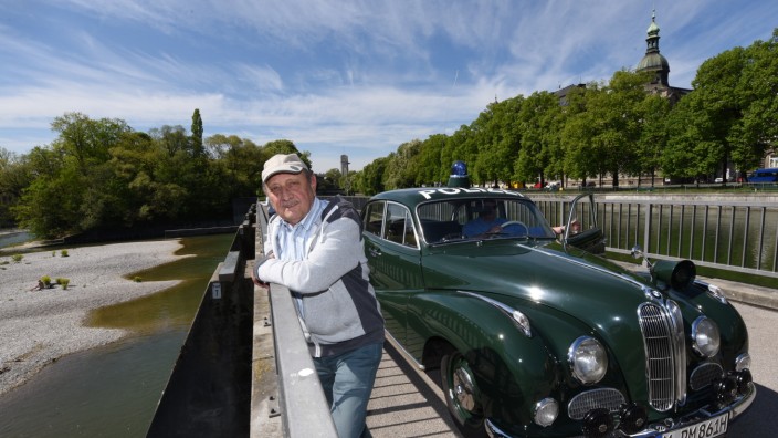 Spektakuläre Rettung: Wo sein zweites Leben begann: Helmut Zenger, 75, am Wehrsteg vor einem Funkstreifenwagen aus den späten Fünfzigerjahren, dem berühmten "Barockengel"