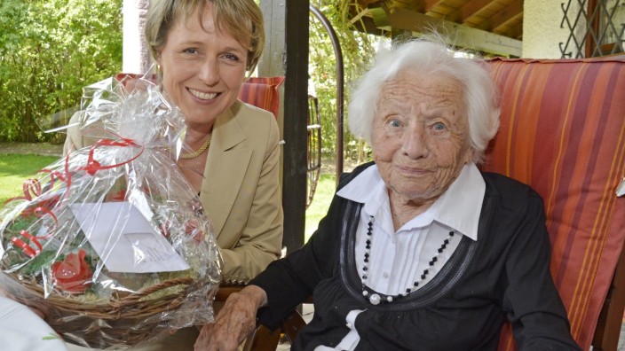 104. Geburtstag: Landratsstellvertreterin Martina Drechsler (links) überreicht Anna Schlenker zu deren 104. Geburtstag ein Präsent des Landkreises.