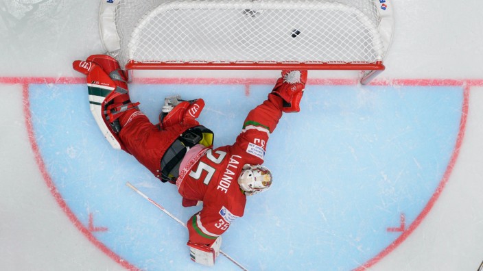Eishockey-WM: Frustrierender Abend: Weißrusslands Torhüter Kevin Lalande lässt gegen Kanada den Puck durch. Insgesamt musste er achtmal hinter sich greifen.