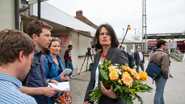 Attentat in Grafing-Bahnhof: Bürgermeisterin Angelika Obermayr steht Reportern Rede und Antwort.
