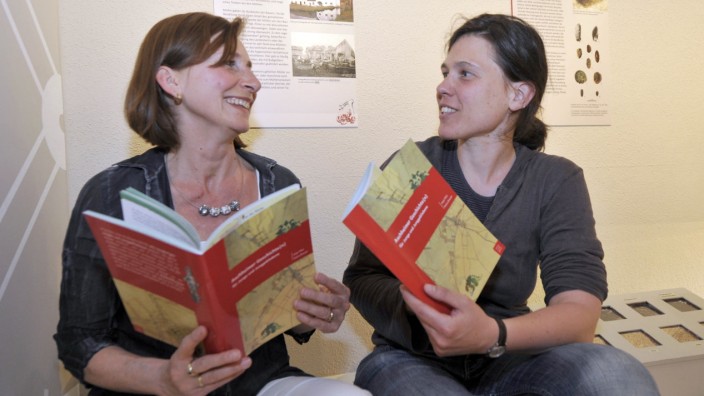 Aschheim: Die Kinderbuchautorin Petra Breuer (links) und die Aschheimer Museumsleiterin Anja Pütz haben die Geschichte der Gemeinde kindgerecht aufbereitet.