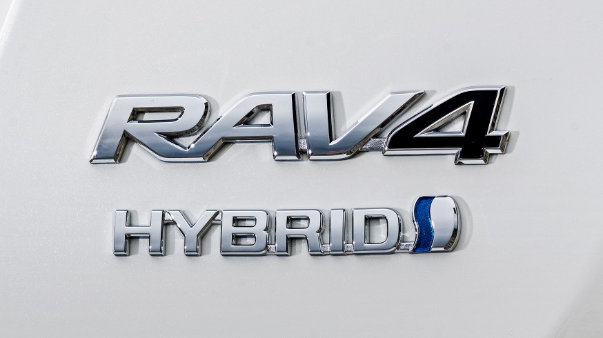 Ein Emblem am Toyota RAV4 Hybrid.
