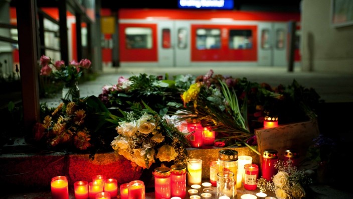 Messerattacke in Grafing-Bahnhof: Mit Blumen und Kerzen haben die Grafinger nach den furchtbaren Ereignissen am Bahnhof den Opfern im Mai 2016 gedacht.