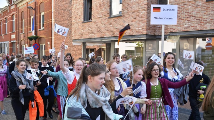 Kinderchor Wolfratshausen: Fähnchen und Freude: Die Jugendlichen aus Wolfratshausen sind begeistert vom Treffen mit Sängern aus aller Welt.