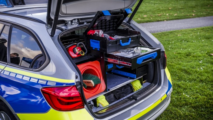 Polizeiautos: Hat angeblich zu wenig Platz: der Kofferraum des BMW 318d Touring als Streifenwagen in NRW.