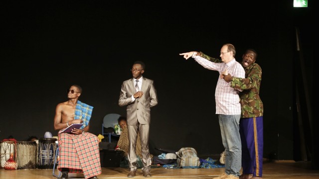 Flüchtlinge machen Theater: Zwischen den harten Szenen leuchten auch spaßige Momente auf - etwa, wenn die Schauspieler Zuschauer auf die Bühne bitten.