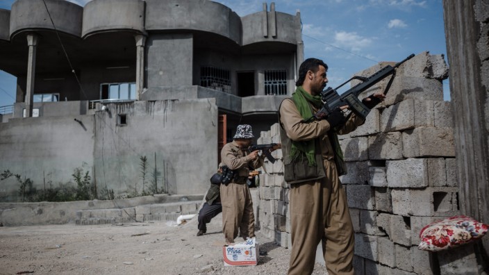 Kurdish Peshmerga clash with Shiite militia