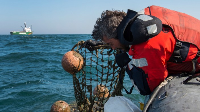 Ghostnets recovering in the North Sea Sanctuary Greenpeace birgt Netze im Sylter Aussenriff
