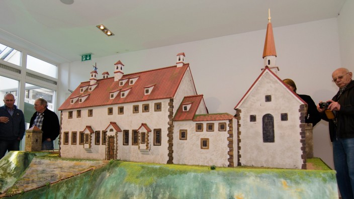 Wolfratshausen: Wie die Burg tatsächlich ausgesehen hat, weiß heute keiner mehr: Doch es wurde ein Modell präsentiert, das restauriert worden war.