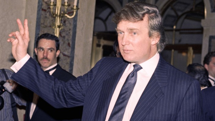 US-Republikaner: Ist es Donald Trump, der hier 1991 das Victory-Zeichen zeigt? Oder John Miller?