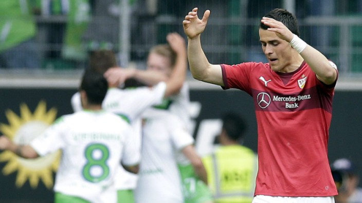Bundesliga: Filip Kostic steigt mit Stuttgart ab. Im Hintergrund jubelt der VfL Wolfsburg.