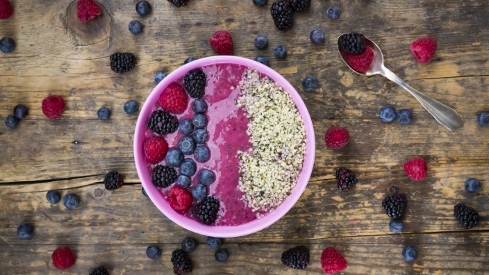 Bowl with fruit smoothie garnished with berries and hemp seeds PUBLICATIONxINxGERxSUIxAUTxHUNxONLY L