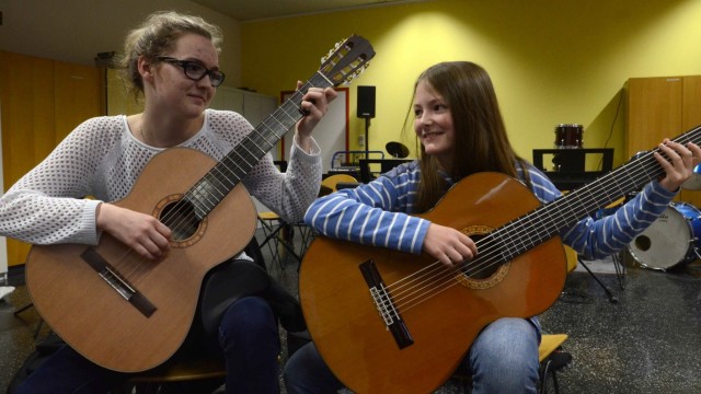 Jugend musiziert: Corinna Aigner mit Ines Keller an der Gitarre.