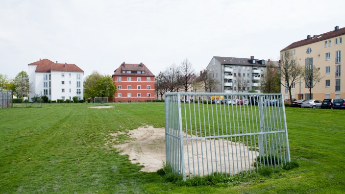 Bolzplatz zwischen der Schmalkaldener Straße und Frankfurter Ring in Milbertshofen. Der soll  verschwinden.