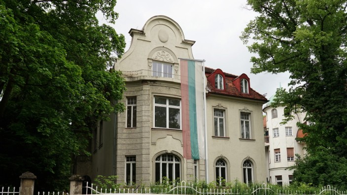 Danubia: Die Fahne hängt noch, innen wird schon ausgeräumt: Das Haus der Danubia an der Möhlstraße bekommt neue Besitzer.