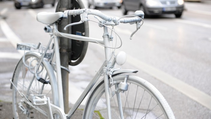 Verkehr in München: Ghostbikes - das sind weiß gestrichene Räder - sollen in München an tödliche Gefahrenstellen für Radfahrer erinnern.