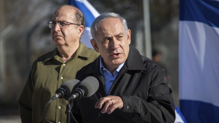 Israel: Sie sind ehemalige Kriegsgefährten, nun streiten sie über die Rolle der Armee im Staat: Verteidigungsminister Jaalon (links) und Premier Netanjahu.
