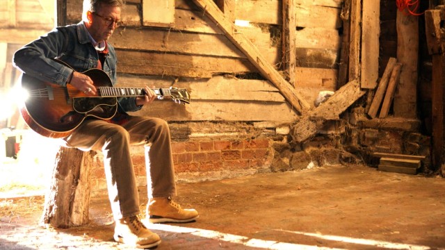 Blues: Eric Clapton mit Gitarre im Schuppen: Das könnte dreckiger Blues sein - allerdings trägt er die saubersten Boots der Welt und die Gitarre ist frisch poliert.