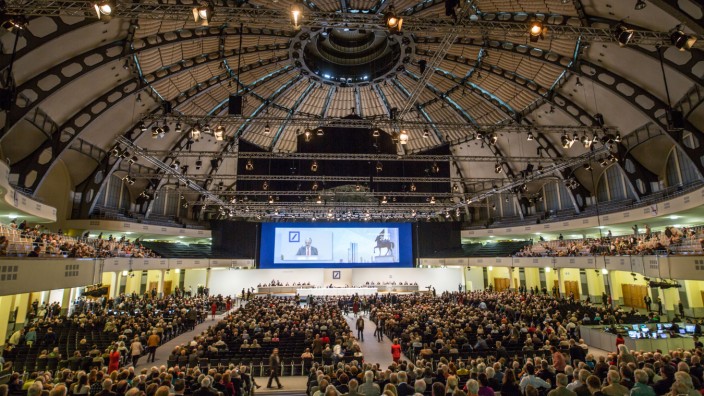 Hauptversammlungen: Die gut besuchte Hauptversammlung der Deutschen Bank 2016 in der Festhalle Frankfurt.